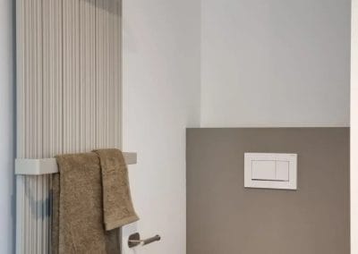 Modern toilet met wandcloset, designradiator en strakke afwerking
