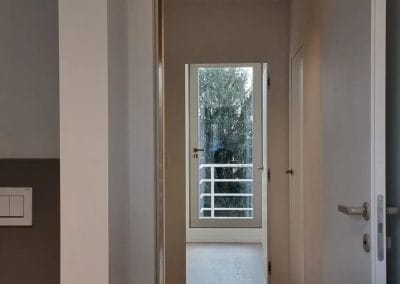 Moderne badkamer renovatie met bad en strakke afwerking