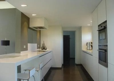 Moderne keuken met kookeiland, bar en ingebouwde toestellen