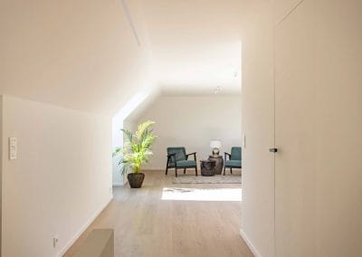 Moderne zolderkamer met zitruimte en veel natuurlijk licht